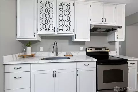Kitchen - 2925 S Tecumseh Rd, Springfield, OH 45502 photo 4 of 4