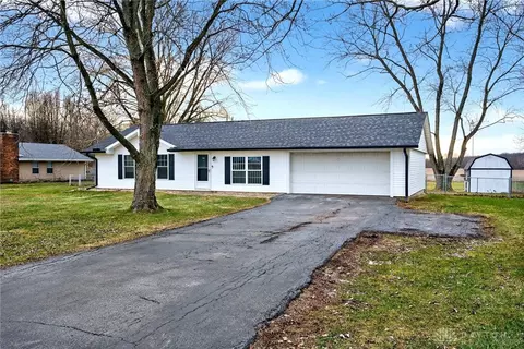 Exterior - 2925 S Tecumseh Rd, Springfield, OH 45502 photo 2 of 11