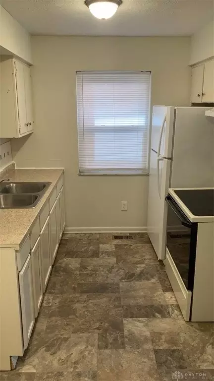 Kitchen - 232 E Bruce Ave, Dayton, OH 45405 photo 6 of 8