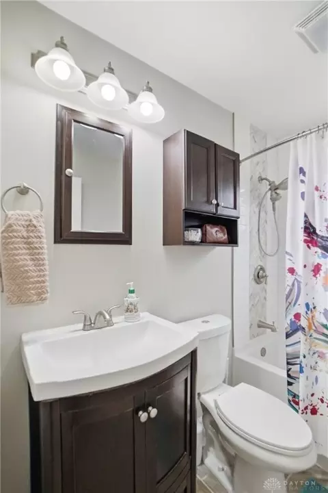 Bath - 8797 Long Ln, Cincinnati, OH 45231 photo 2 of 2