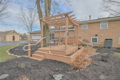 Exterior - 255 S Bird Rd, Springfield, OH 45505 photo 3 of 11