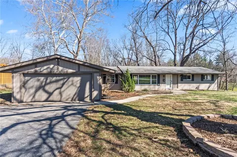4096 Woodedge Dr, Bellbrook, OH 45305