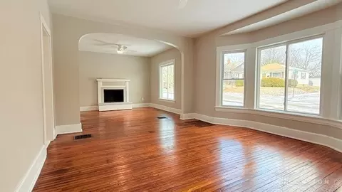 Living - 275 Ridge Rd, Springfield, OH 45503 photo 2 of 3