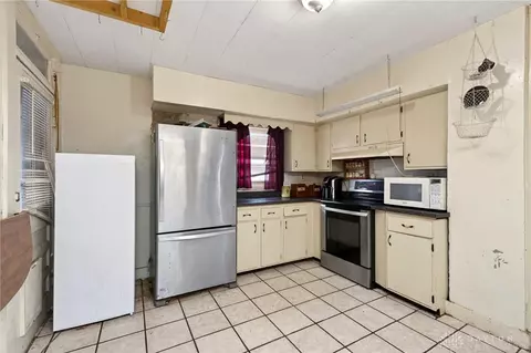 Kitchen - 1682 Edwards Ave, Springfield, OH 45503 photo 2 of 5