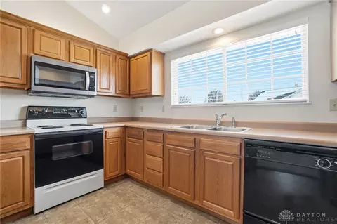 Kitchen - 1711 Pinehurst Dr, Springfield, OH 45502 photo 2 of 4