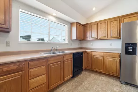 Kitchen - 1711 Pinehurst Dr, Springfield, OH 45502 photo 4 of 4
