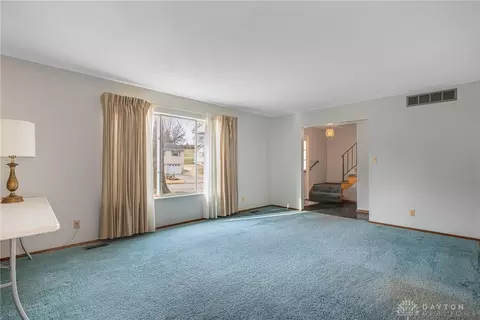Living - 844 Cascade Dr, Riverside, OH 45431 photo 2 of 5