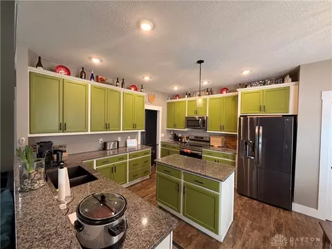 Kitchen - 3338 Turtle Shell Dr, Dayton, OH 45414 photo 4 of 7