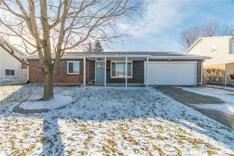 294 Chatham Dr, Fairborn, OH 45324