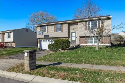 135 Schloss Ln, Moraine, OH 45439