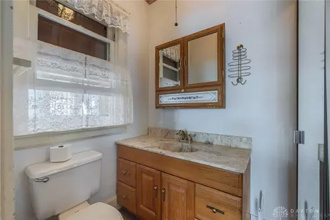 Bath - 657 E 2nd St, Franklin, OH 45005 photo 1 of 2