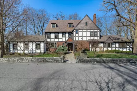 31 Walnut Ln, Oakwood, OH 45419