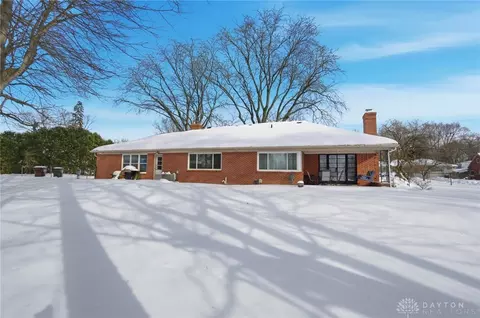 Exterior - 4033 Stonehaven Rd, Kettering, OH 45429 photo 3 of 5