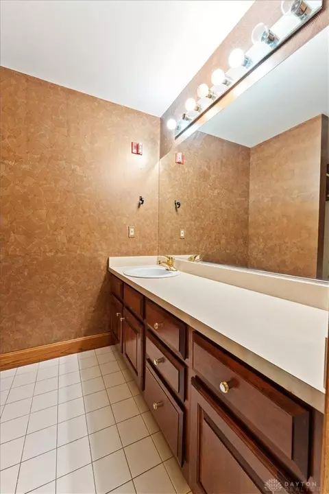 Bath - 380 Baum St #5B, Cincinnati, OH 45202 photo 4 of 5