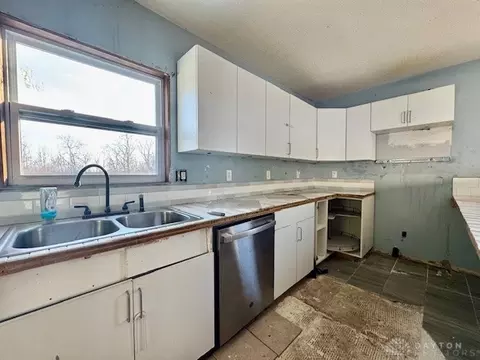 Kitchen - 4407 Redmond Rd, Springfield, OH 45505 photo 2 of 5