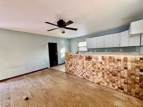 Living - 4407 Redmond Rd, Springfield, OH 45505 photo 3 of 7