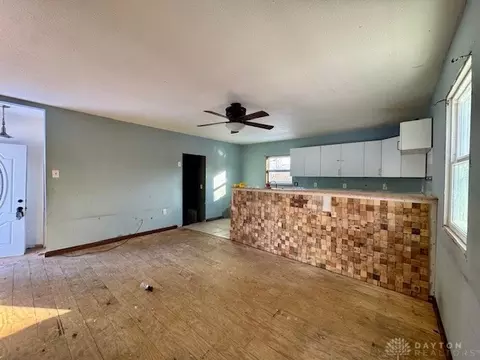 Living - 4407 Redmond Rd, Springfield, OH 45505 photo 2 of 7