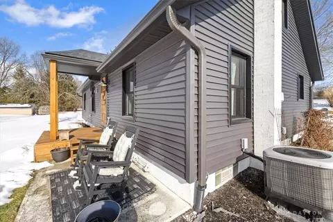 Exterior - 366 N Hampton Rd, Springfield, OH 45504 photo 5 of 12