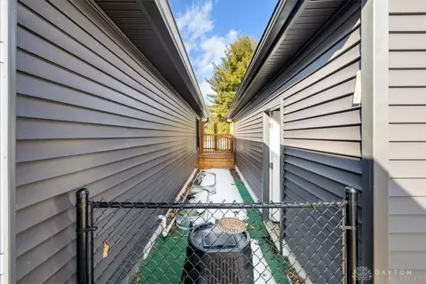 Exterior - 366 N Hampton Rd, Springfield, OH 45504 photo 7 of 12