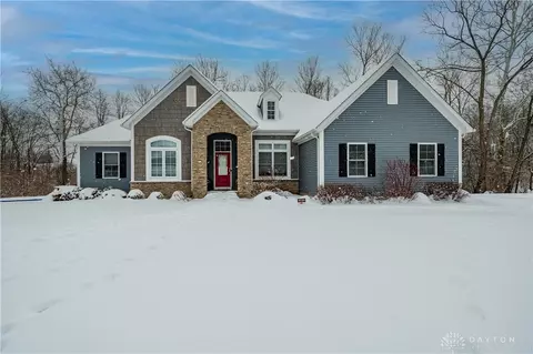 2884 Locke Dr, Beavercreek, OH 45431