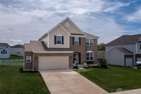 1613 Stonebury Ct, Xenia, OH 45385