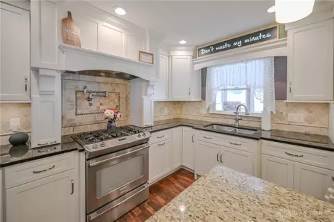 Kitchen - 224 Roscommon Dr, Springfield, OH 45503 photo 3 of 12