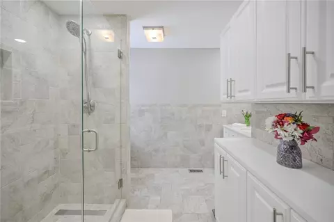 Bath - 224 Roscommon Dr, Springfield, OH 45503 photo 15 of 22