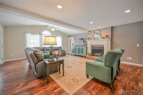 Living - 224 Roscommon Dr, Springfield, OH 45503 photo 2 of 5