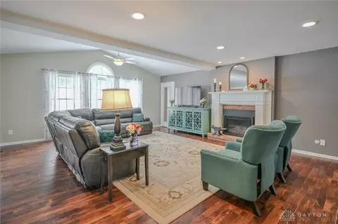 Living - 224 Roscommon Dr, Springfield, OH 45503 photo 1 of 5