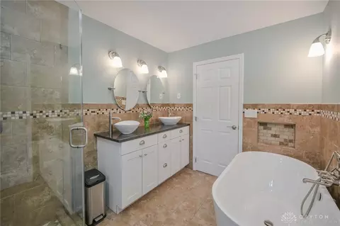 Bath - 224 Roscommon Dr, Springfield, OH 45503 photo 8 of 22