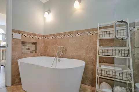 Bath - 224 Roscommon Dr, Springfield, OH 45503 photo 12 of 22