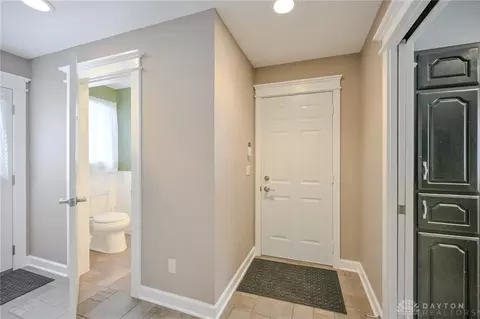 Entry Way - 224 Roscommon Dr, Springfield, OH 45503 photo 4 of 7