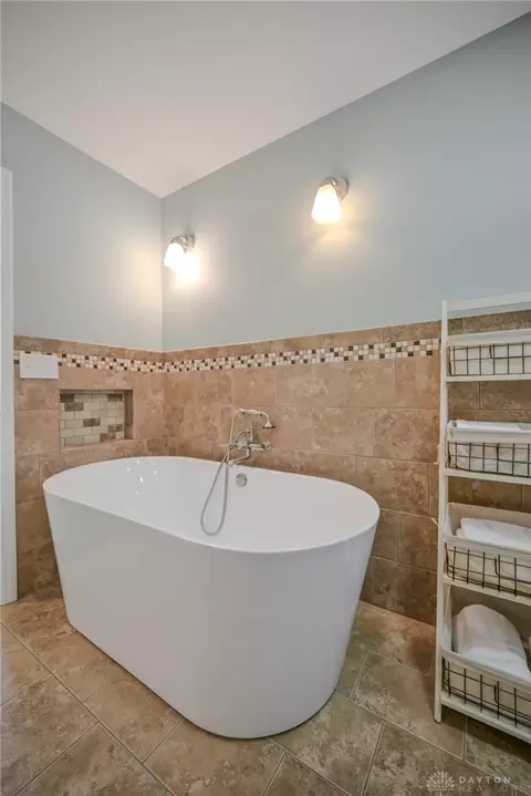 Bath - 224 Roscommon Dr, Springfield, OH 45503 photo 9 of 22