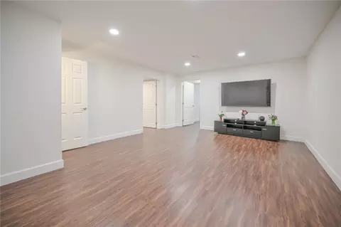 Living - 224 Roscommon Dr, Springfield, OH 45503 photo 5 of 5
