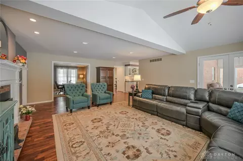 Living - 224 Roscommon Dr, Springfield, OH 45503 photo 3 of 5