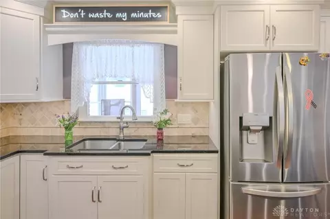 Kitchen - 224 Roscommon Dr, Springfield, OH 45503 photo 1 of 12