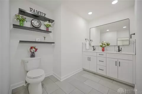 Bath - 224 Roscommon Dr, Springfield, OH 45503 photo 3 of 22