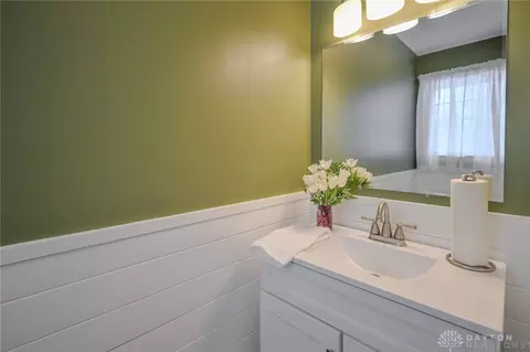 Bath - 224 Roscommon Dr, Springfield, OH 45503 photo 2 of 22