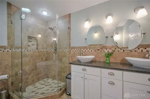 Bath - 224 Roscommon Dr, Springfield, OH 45503 photo 11 of 22