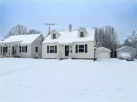 Exterior - 1806 N Sweetbriar Ln, Springfield, OH 45505 photo 2 of 5