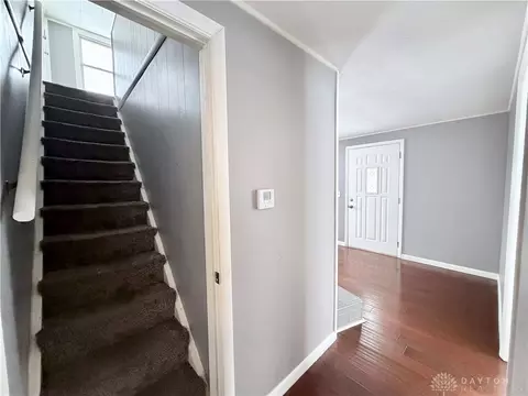 Entry Way - 1806 N Sweetbriar Ln, Springfield, OH 45505 photo 2 of 4