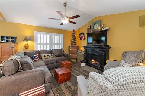 Living - 84 W Mill St, Springboro, OH 45066 photo 2 of 5