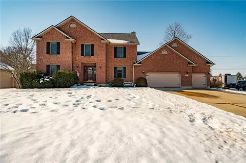 825 Chaucer Ln, Tipp City, OH 45371