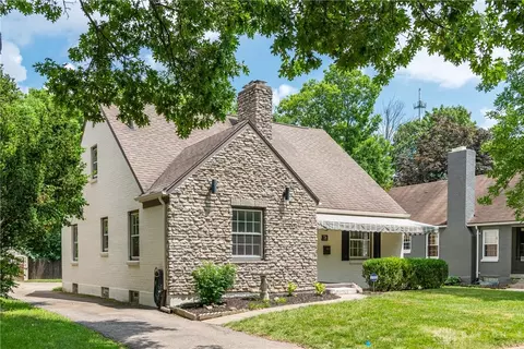 726 Acorn Dr, Oakwood, OH 45419