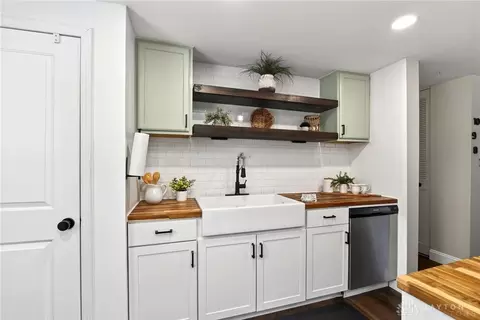 Kitchen - 4130 Bronze Leaf Ct, Dayton, OH 45424 photo 6 of 7