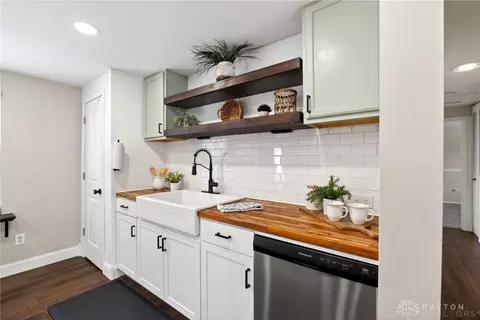 Kitchen - 4130 Bronze Leaf Ct, Dayton, OH 45424 photo 5 of 7