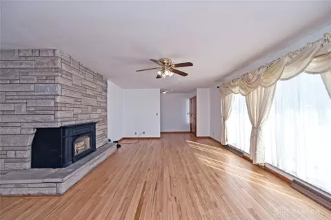 Living - 2801 S Springfield Jamestown St, Springfield, OH 45505 photo 5 of 6