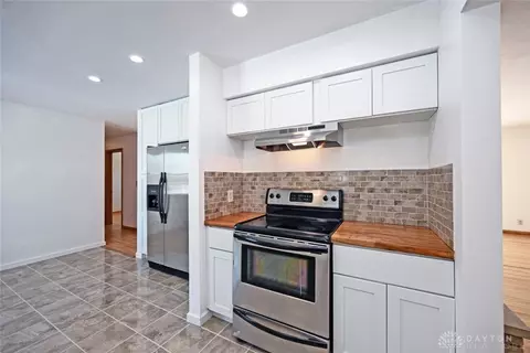 Kitchen - 2801 S Springfield Jamestown St, Springfield, OH 45505 photo 2 of 6