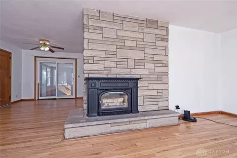 Living - 2801 S Springfield Jamestown St, Springfield, OH 45505 photo 4 of 6