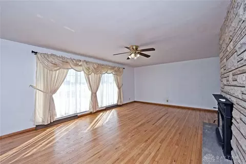 Living - 2801 S Springfield Jamestown St, Springfield, OH 45505 photo 2 of 6